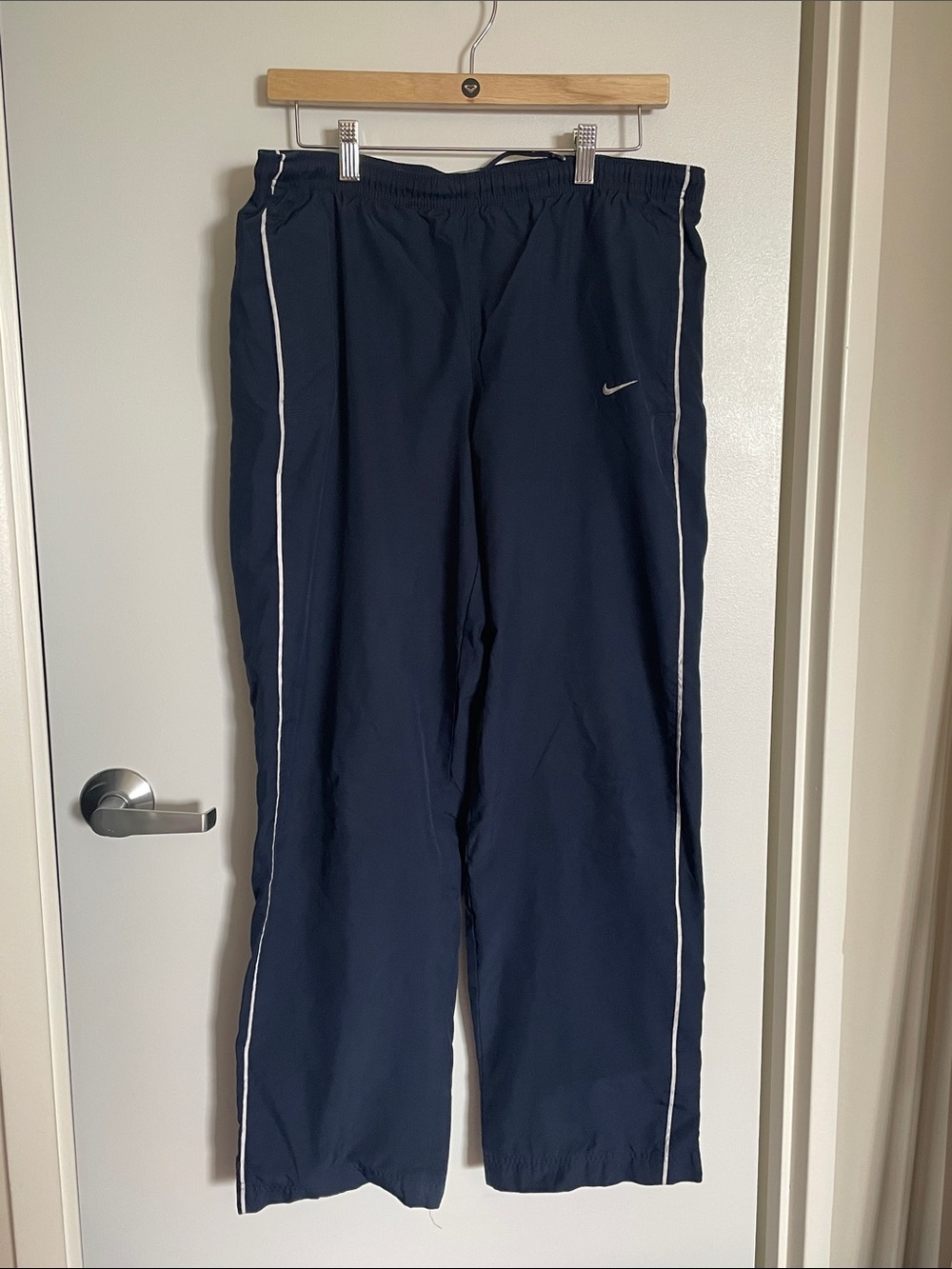 Nike Women’s Navy Joggers with White Side Piping